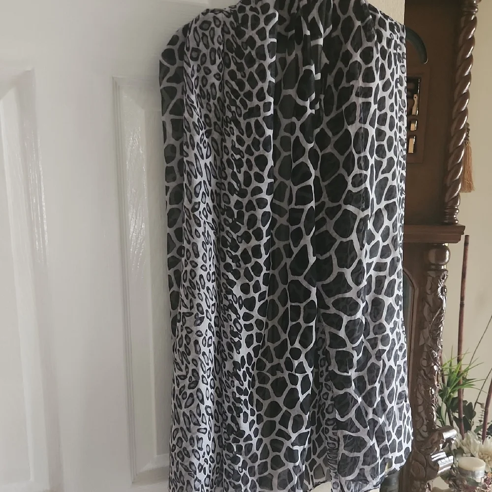 NWT, Elegant Black and White Animal Print Scarf - Picture 6 of 6